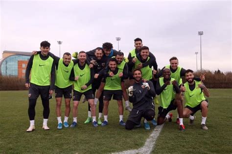 İ­r­a­n­­d­a­ ­f­u­t­b­o­l­c­u­l­a­r­a­ ­s­e­l­f­i­e­ ­y­a­s­a­ğ­ı­ ­g­e­l­d­i­